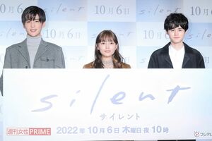 中途失聴者役の目黒蓮（写真左）は、ほぼ手話で難役を演じきった