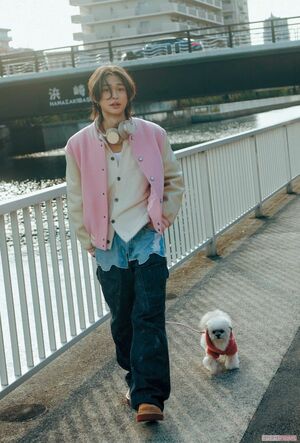 彼女（愛犬・ネム）と川沿いを散歩。ピンクのリンクコーデを意識　撮影/北浦敦子