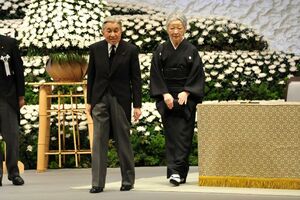 2012年3月の追悼式典では上皇さまをいつでもお支えできるよう和装で