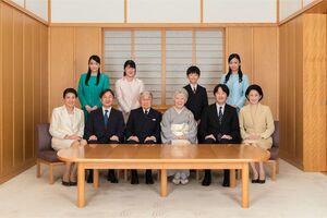 上皇ご夫妻、天皇ご一家、秋篠宮ご一家がそろわれた家族写真は'19年以降撮られていない(宮内庁提供写真)