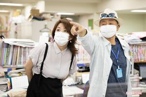 霊道の流れを教えてくれるPAPAと、おびえる記者。全然視えないタイプでよかった～　撮影／北村史成