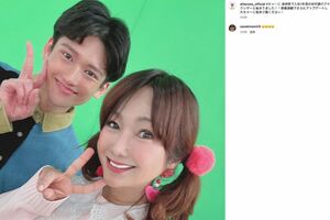 インスタグラムに投稿されたはるなの自撮り。ピースサインの指が不自然な曲線を描いている