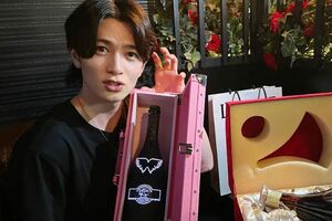 ホストクラブに入店したことを発表した鈴木舜映（Twitterより）