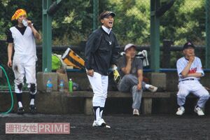 2009年7月、俳優チームの草野球に参加する中居正広。後ろは佐藤隆太と橋爪功