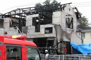 容疑者の自宅は全焼し、近隣の住宅も一部が燃えるなどの被害が出た