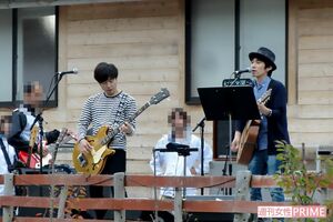 '14年10月、陸前高田未来商店街にて行われたイベント『小さな音楽祭』で歌声を披露した草野(右)