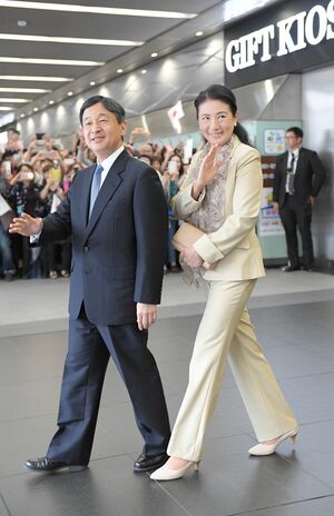 JR京都駅に到着された雅子さまは笑顔でお手ふりを（10月2日）