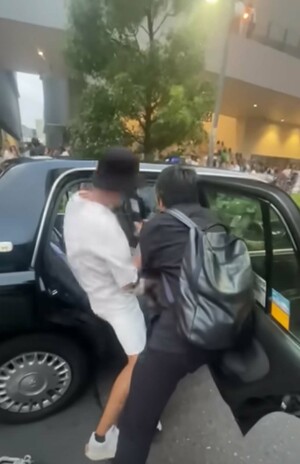 女性にチケット転売の疑いをかけ、タクシーから引きずりだそうとする煉獄コロアキ（YouTubeより）