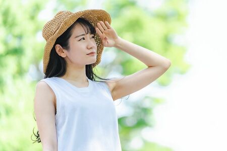 猛暑日の連続に熱中症が心配だが、日傘を利用するときには周囲にも注意を(写真はイメージです)