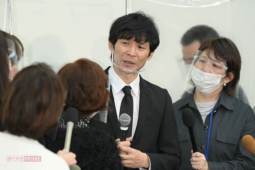 12月3日、都内で行われた謝罪会見で苦しそうな表情をうかべる渡部建