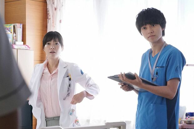 湊は夏美の指導やサポートで小児外科医として成長　(c)フジテレビ