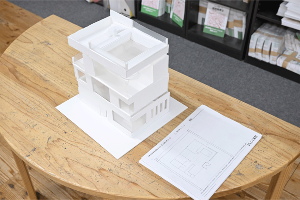 3階の天井から屋上プールの底が見える斬新な建築模型を考案した子も　撮影／渡邉智裕