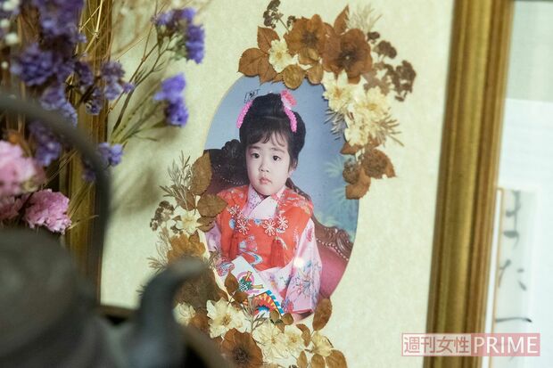 節子さんの仏壇には、にいなちゃんと礼君の可愛い写真がたくさん飾られている