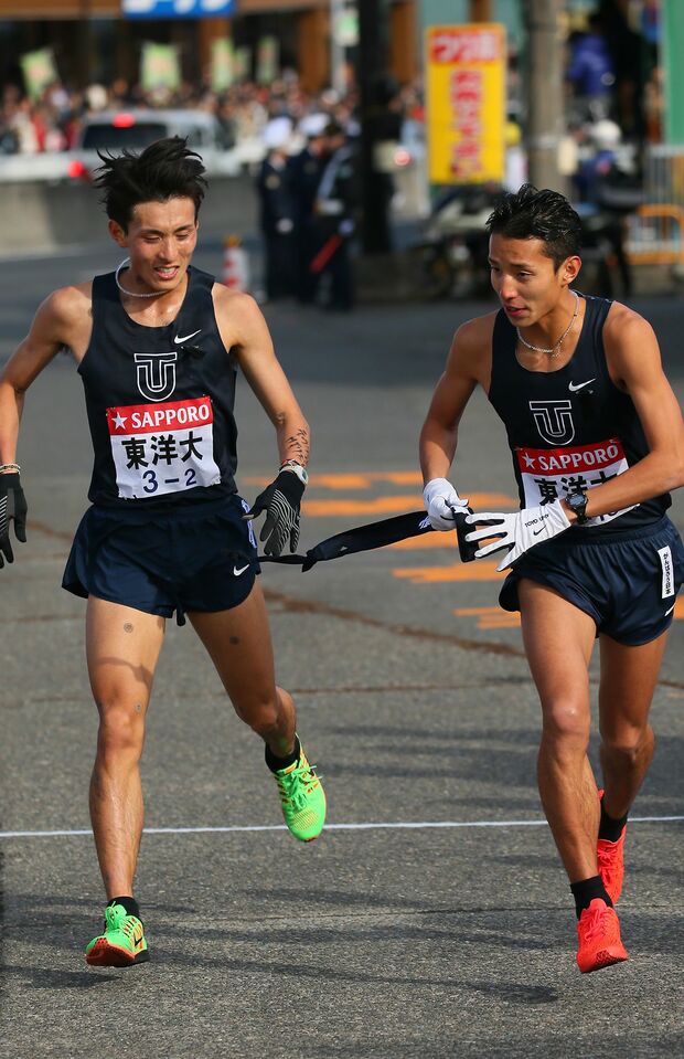  第92回大会（'16年）往路戸塚中継所。弟・弾馬さん（右）に襷を渡す