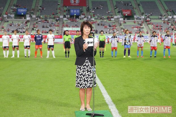 リーグ開催時。各代表選手が後ろに控える中、先導者として見事にスピーチをした岡島さん（写真提供：WEリーグ）