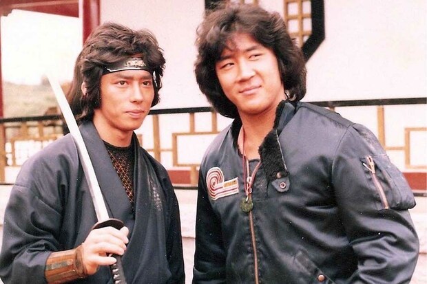 ‘82年の映画『龍の忍者』で共演したコナン・リー（右）と真田広之（関係者提供）