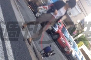  愛犬と散歩中の井上真央。ボストンテリアは飼主の意思や気分に敏感で、非常に繊細な面も持っているという