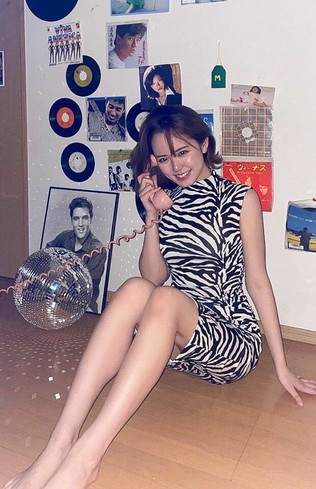 自宅にはレコードやダイヤル電話などがあり、インテリアも昭和感がたっぷりでレトロ（写真／本人提供）