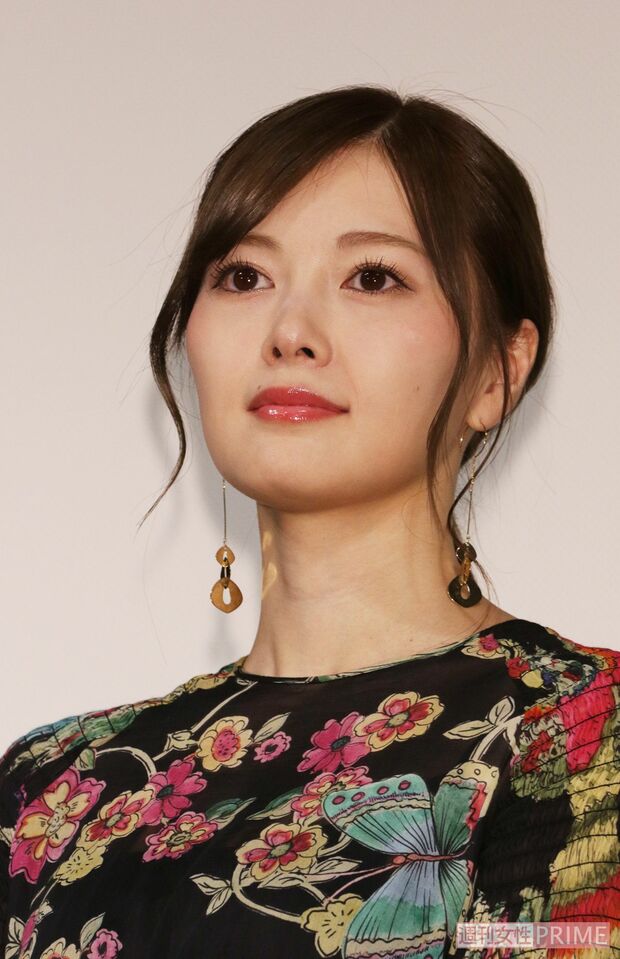 眉間のしわがコンプレックスだという元乃木坂46の白石麻衣