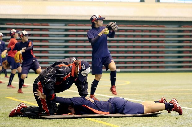 昨年まで指導していたビックカメラ所属の山本優選手の肩の状態を自らチェックする。選手のことはトレーナー以上に理解しているのが麗華監督だ　撮影／吉岡竜紀