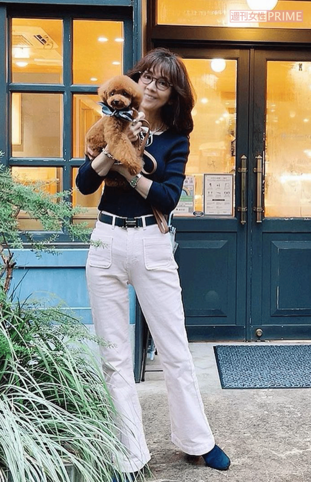 【ネイビー×薄ピンク】淡いピンクのパンツは、トップスとシューズをネイビーで引き締めてバランス良し（撮影／伊藤和幸）