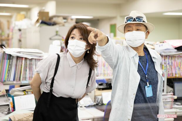 霊道の流れを教えてくれるPAPAと、おびえる記者。全然視えないタイプでよかった～　撮影／北村史成