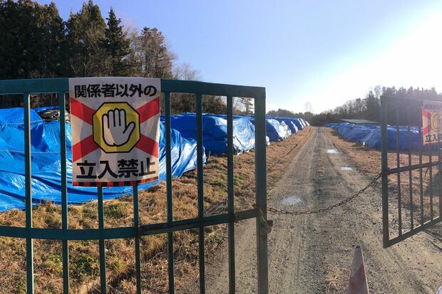 二本松市で山積みにされたフレコンバッグ。経年劣化による破損も気がかり