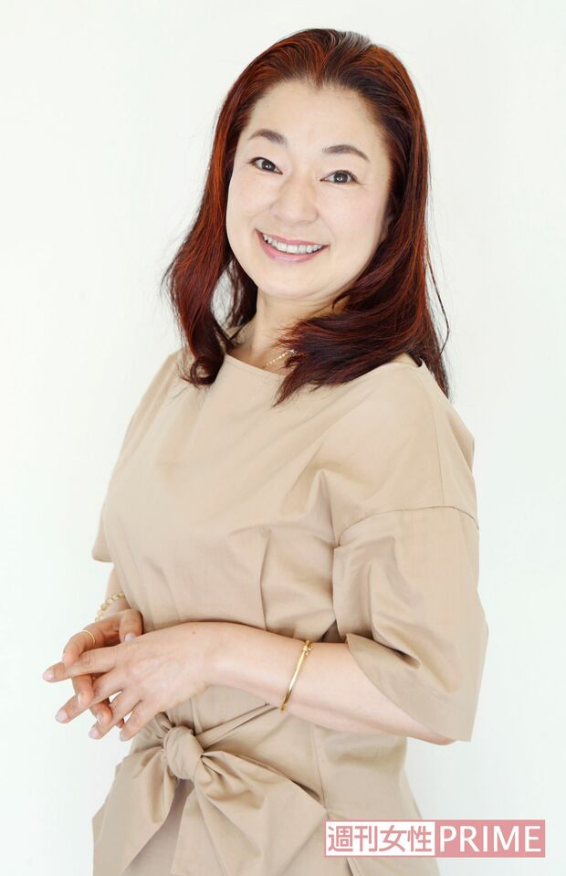 ベリーダンス講師としても活躍する横森理香さんの所作は優雅！　姿勢も正しく、撮影のポージングも美しく決まる　撮影／竹内摩耶