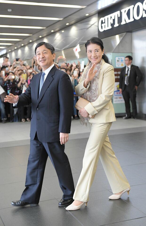 JR京都駅に到着された雅子さまは笑顔でお手ふりを（10月2日）