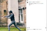 屋外で木剣を振りかざす練習をしている動画をアップしたKoki,（本人のインスタグラムより）