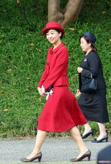 2025年に行われた秋の園遊会では、季節に合わせた真っ赤なセットアップ姿を披露。小物は茶色でまとめ、秋カラーで統一。深紅のお召し物でお出ましになった愛子さまとの姉妹のような“おそろいコーデ”も話題に