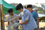 広島県・神石高原町のキャンプ場で朝食作りを体験する悠仁さま（2026年8月8日）