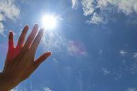 放置すれば白内障や黄斑変性に。今すぐできる紫外線&ブルーライト対策〈決定版〉