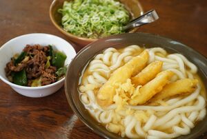 1番人気の肉ごぼううどん（650円）。すき焼き風味の肉との相性が最高！