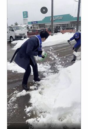 SNSで拡散されている、米山隆一氏の雪かき動画