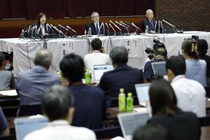 記者会見する林真理子理事長（左）ら＝8日午後、東京都千代田区　写真/共同通信社