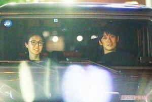 娘を塾まで車で送迎する反町隆史と松嶋菜々子