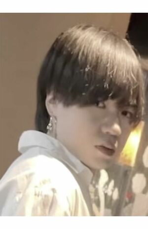 キメ顔の相沢龍誠容疑者（知人提供）