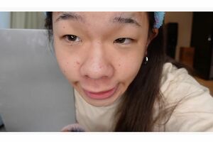 メイク前のすっぴんを披露するとうあ（公式YouTubeより）