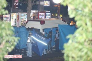 林容疑者より約1時間遅れて出てきた人質女性は救急車で病院へ。大きな怪我はないという