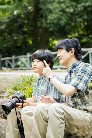赤坂御用地内で秋篠宮さまからカメラの撮影方法を教わる悠仁さま（8月10日）