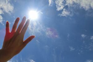 サングラスはファッションアイテムではなく、紫外線予防の必需品