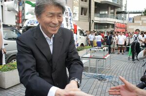 鳥越氏は演説後、にこやかに聴衆と握手＝JR品川駅前