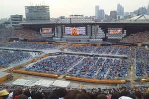 2013年、旧国立競技場で開催されたアラフェス。開演の数時間前からファンが