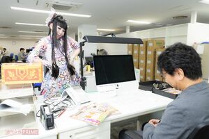 編集長に「スクープ」の入った宝箱を差し出す天功さん 撮影/矢島泰輔