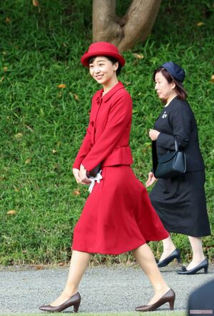 深紅のお召し物でお出ましになった愛子さまとの姉妹のような“おそろいコーデ”も話題に