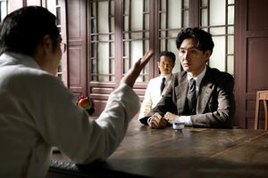 上海では知識人とも出会い、芥川の心境に変化が起きていく　(c)NHK