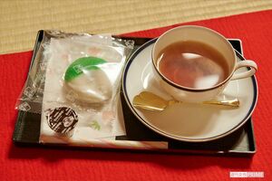 和紅茶「いやひめ」と地元の銘菓「ながまし」（ティータイムは2月26日で終了）撮影／山田智絵