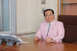 2009年、衆議院議員の事務所を去る際の写真。「このときは体重が80キロ以上あったね」（井脇さん）