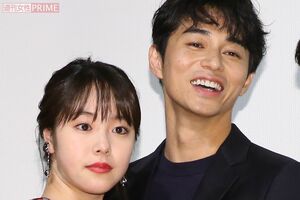 東出昌大と唐田えりか（'18年映画「寝ても覚めても」初日舞台挨拶）